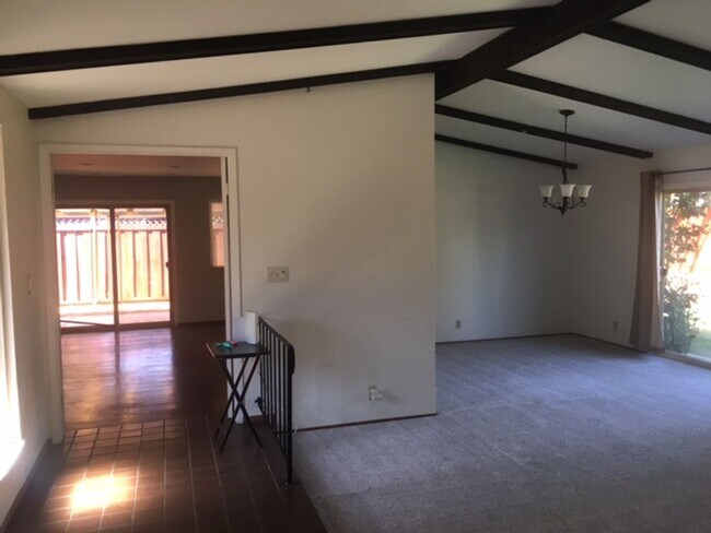 Foto del edificio - BIG PRICE REDUCTION! Dazzling Northgate ar...