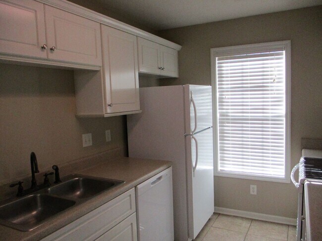 Building Photo - Spacious 2 Bedroom Townhome with Bonus Room & Private Backyard