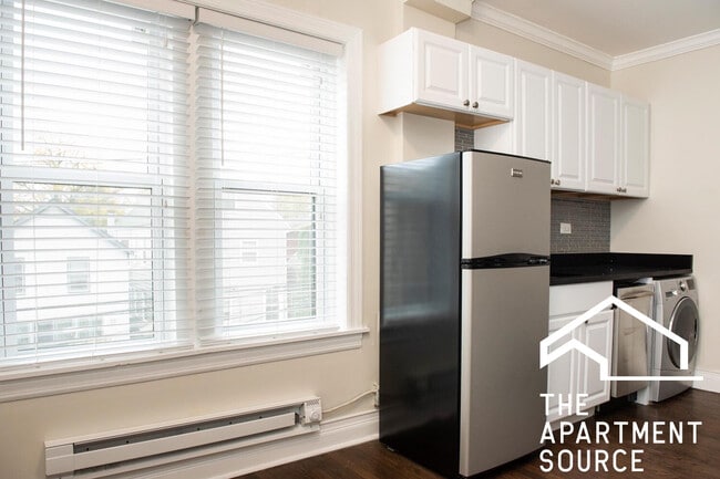 Photo - 3817.5 N Greenview Ave Apartment