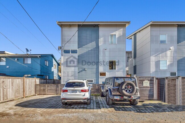 Building Photo - 4751 Delridge Way SW