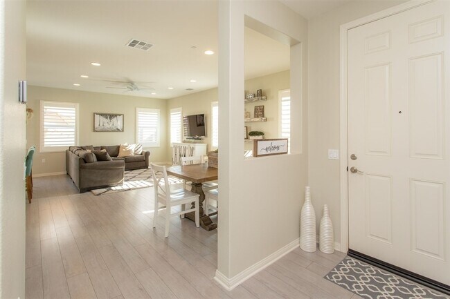 Foto del edificio - MUST SEE!!! Newer construction build w/ fixed SDGE Bill! Central A/C and Heat!
