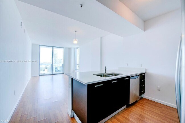 Building Photo - 1 br, 1 bath Condo - 333 NE 24th St Beauti...