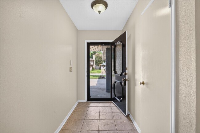 Building Photo - 9211 Palm Shores Dr