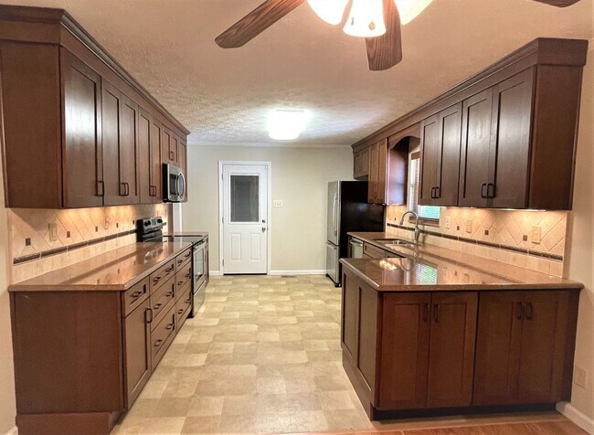 Building Photo - Spacious 3 Bedroom, 2 Bath one level home ...