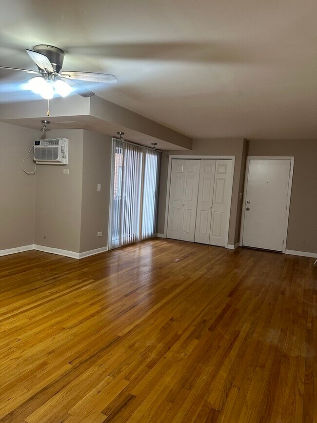 Building Photo - 1725 W Touhy Ave