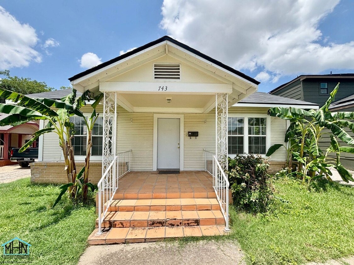 Cozy and Bright 3bedroom/1bath Vintage cha... - Cozy and Bright 3bedroom/1bath Vintage cha...