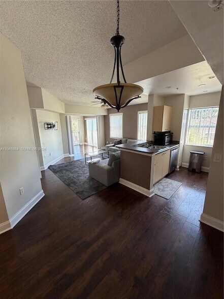 Foto del edificio - 2427 Centergate Dr