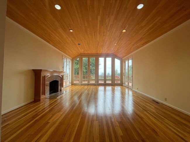 Building Photo - SARATOGA - Custom 3 Bedroom, 3 Bathroom on...