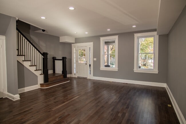 Building Photo - 3002 Cresmont Ave