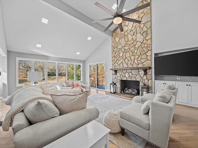Building Photo - 353 Twin Oaks Dr