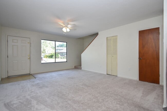 Building Photo - Spacious 2 Bed, 2.5 Bath Townhouse in Sout...