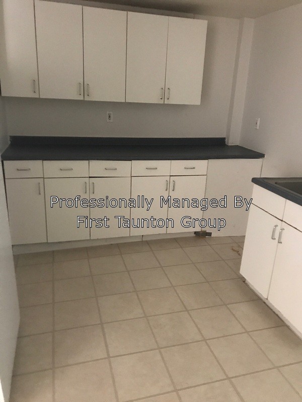 Building Photo - 458 Weir St