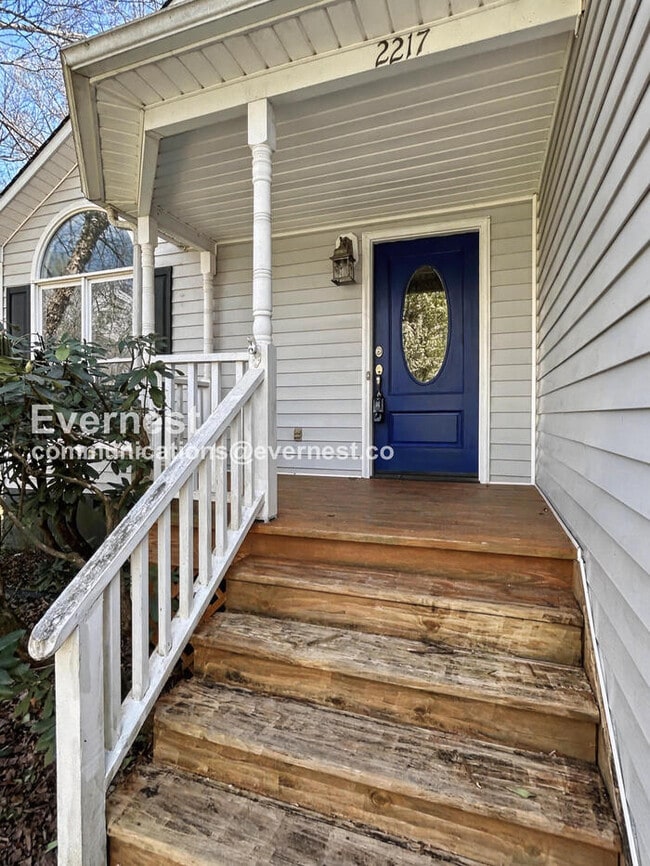 Building Photo - 2217 Briar Glen Rd