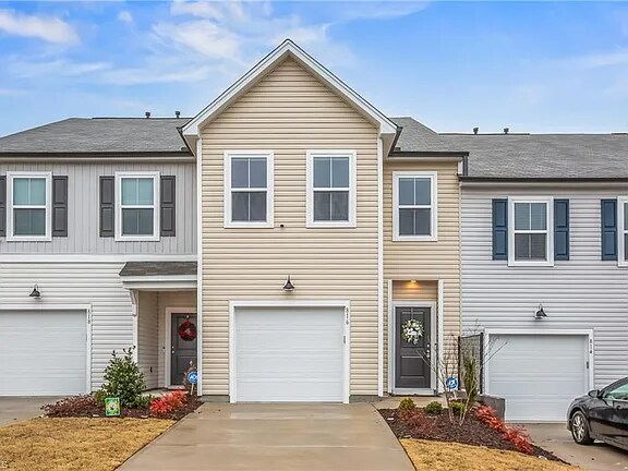 Foto principal - 823 Falls Grove Trl