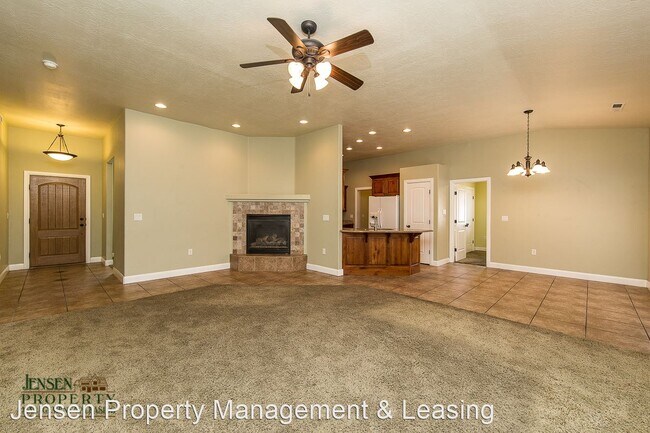 Building Photo - 4 br, 2 bath House - 676 Lava Point Drive #35