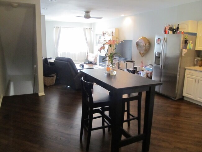 Foto del edificio - 1632 W Beach Ave