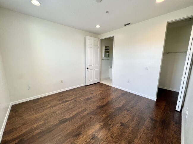 Building Photo - 1284 Piazza Antinori