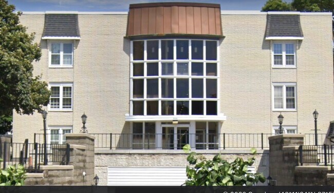 Foto del edificio - 9500 N Green Bay Rd