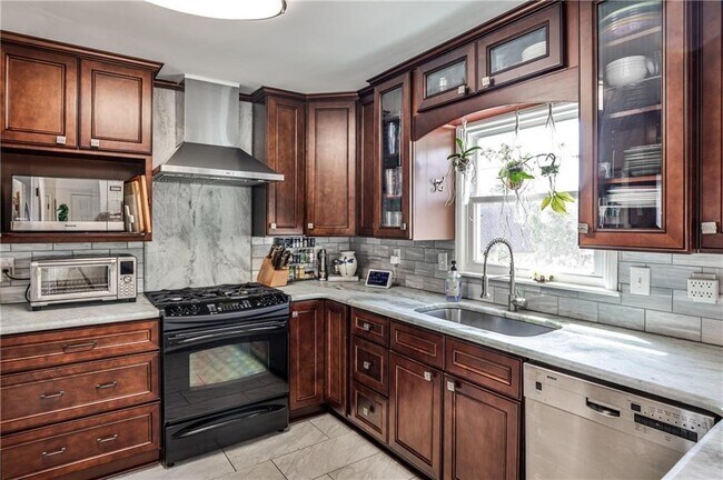 Building Photo - 800 Glenairy Dr NE