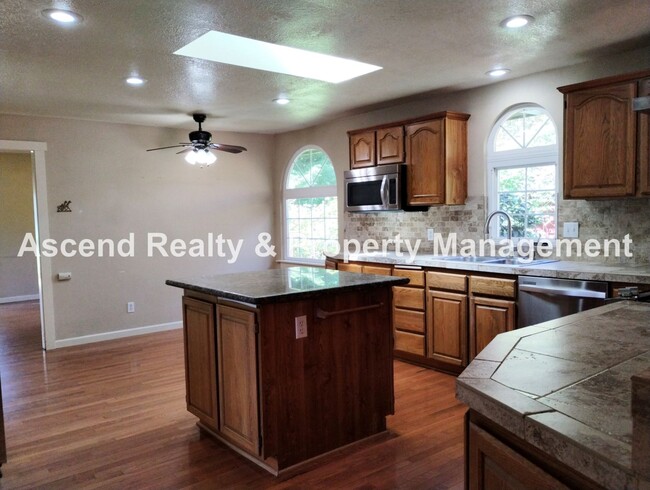 Foto del edificio - Spacious One Level Open Floor Plan with La...