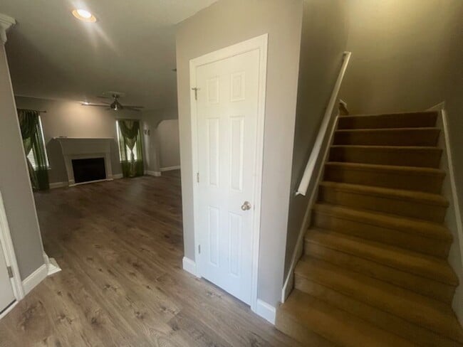 Building Photo - 217 Sarah Creek Ct
