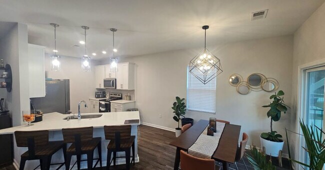 Building Photo - 9 Whispering Oaks Cir