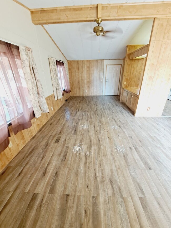 Foto del edificio - 2 Bedroom 2 Bathroom Trailer w/ Outdoor Sh...