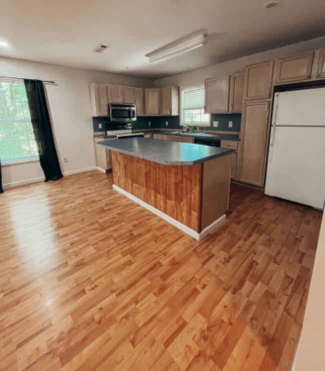 Building Photo - 214 Church Ave