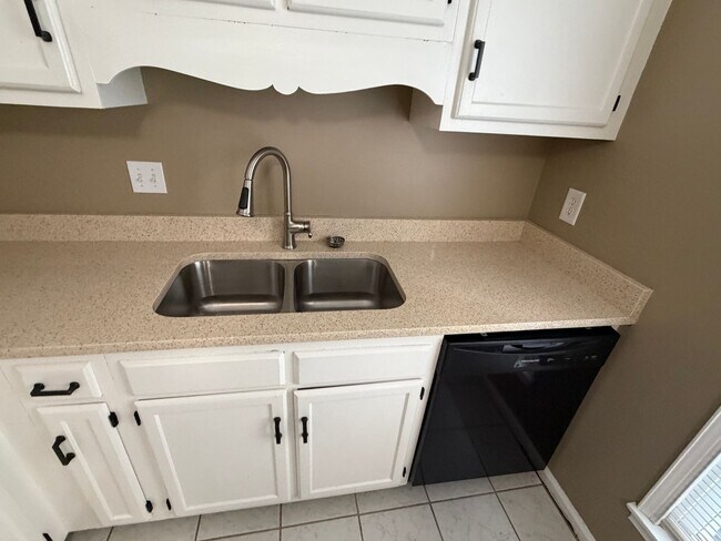 Building Photo - 103 Wenwood Cir