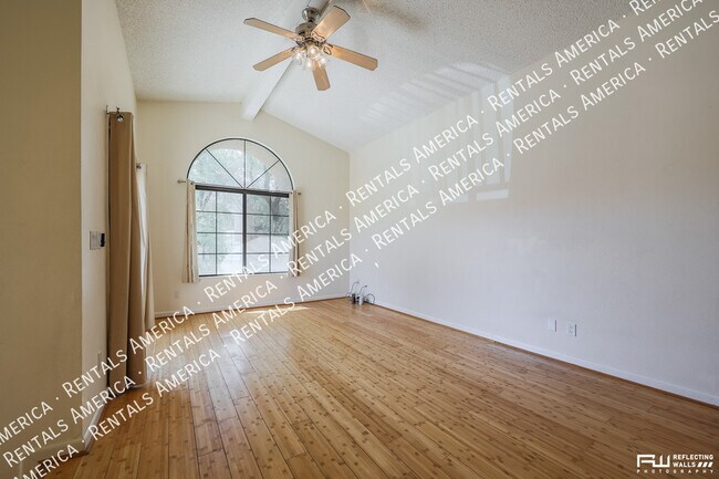 Foto del edificio - 925 N College Ave