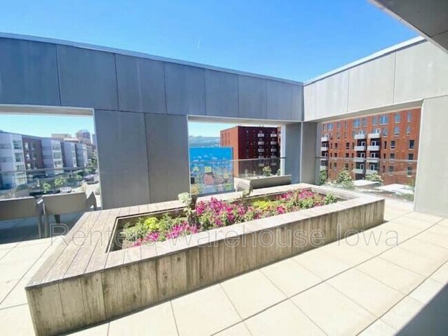 Foto del edificio - 350 E Locust St