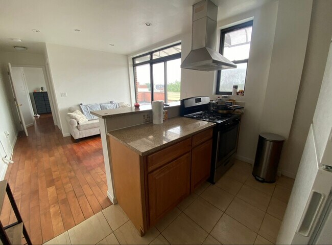 Foto del edificio - 42-12 108th St