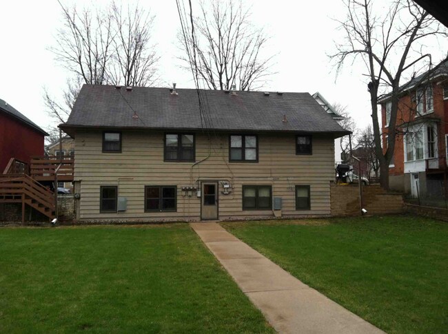 Building Photo - 307 4th St E