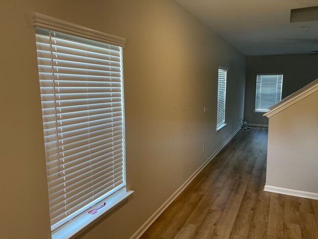 Building Photo - Spacious, Stylish, and Ready for You!