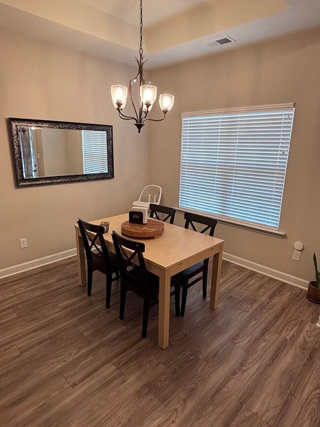 Dining Area - 2533 Darlene St