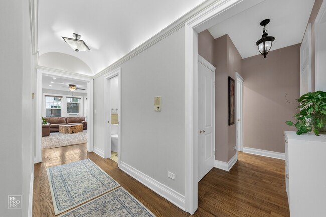Foto del edificio - 2946 N Pine Grove Ave