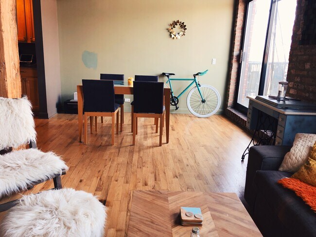 Dining Area - 612 N Oakley Blvd