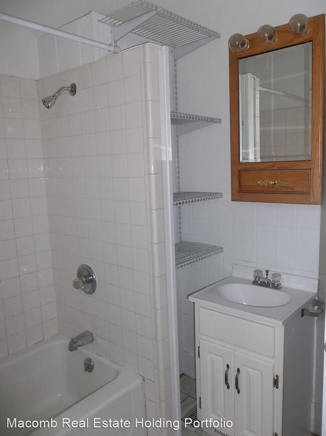 Building Photo - 3 br, 1 bath House - 446 W. Pierce St