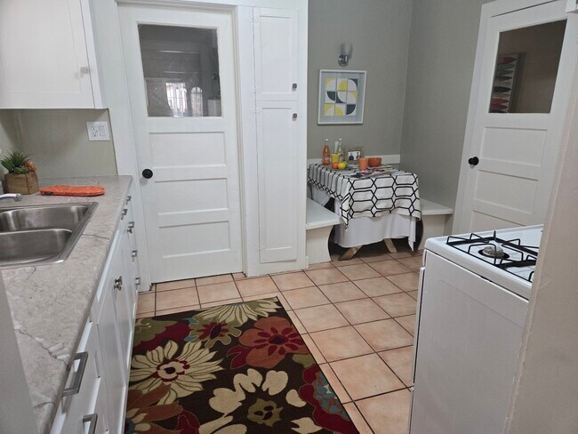 kitchen - 4718 Cimarron St