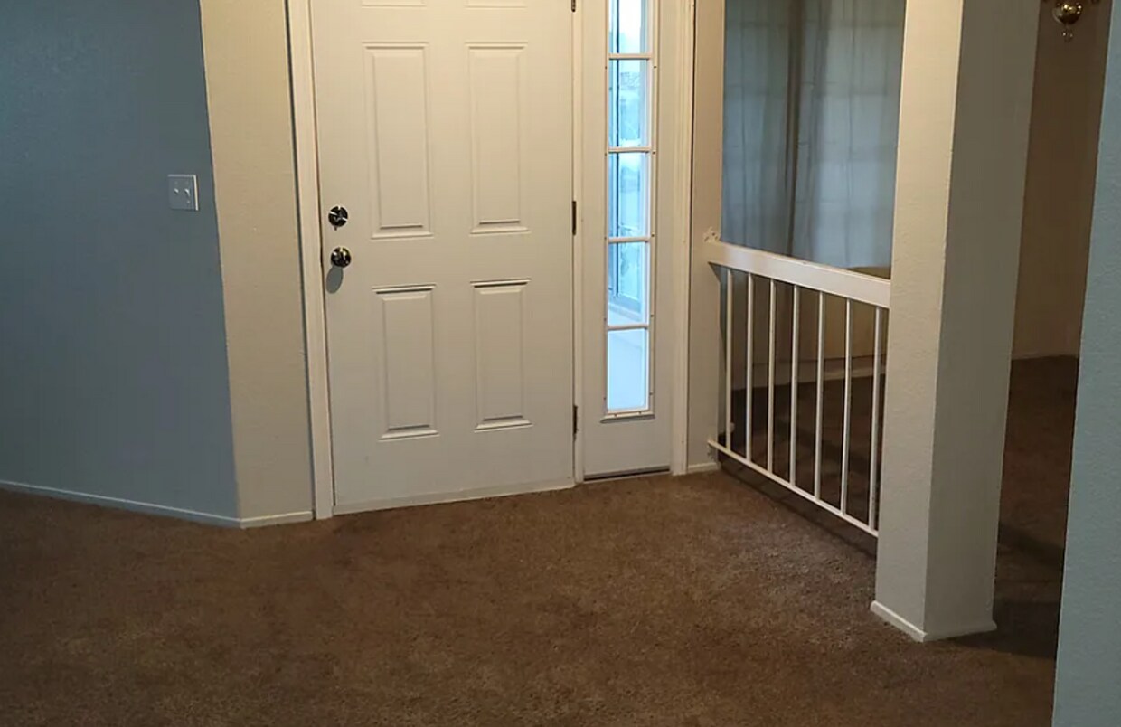 Building Photo - Spacious 4/2 Ranch (Avail 7/15) - Please r...