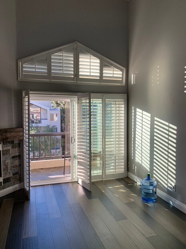 Living room - 5525 Canoga Ave