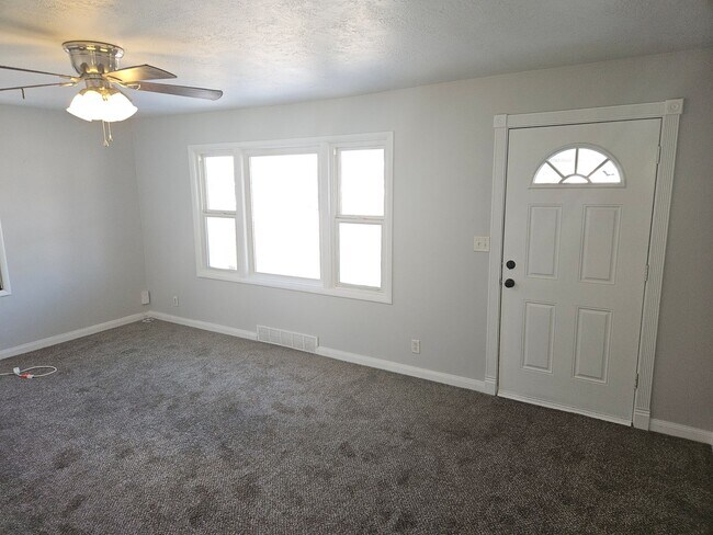 Foto del edificio - Spacious 5 Bed, 2 Bath with An Office in t...