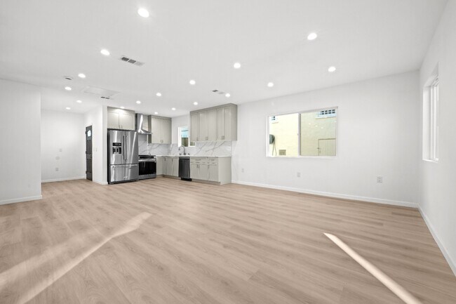 Foto del edificio - NEWLY RENOVATED | 2 Bedroom 2 Bath ADU | PRIME PICO-ROBERTSON AREA