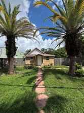 Building Photo - 113 SE 4th St