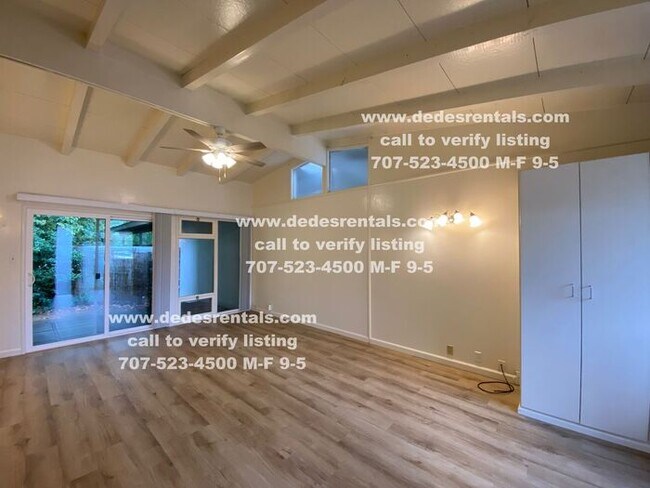 Foto del edificio - Charming 1950's triplex in Bennett Valley!
