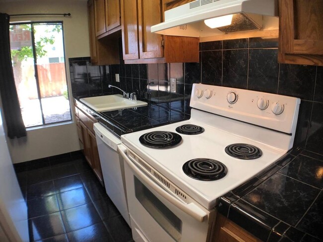 Foto del edificio - Remodeled Townhome with Garage and Yard in...