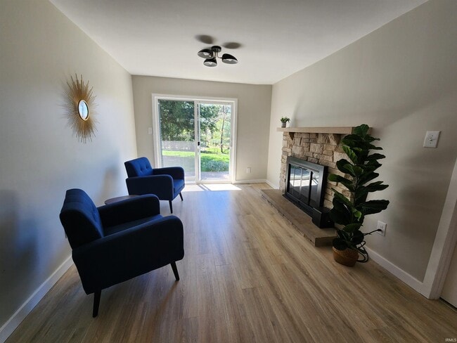Building Photo - 642 E Northcliff Ave