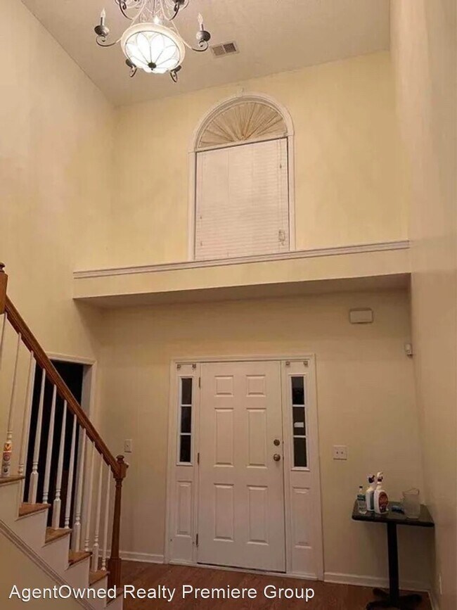 Building Photo - 5 br, 3 bath House - 8729 Evangeline Dr.