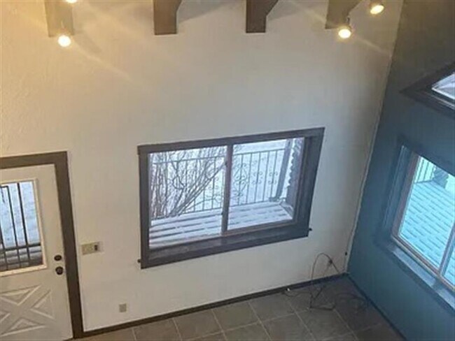 Building Photo - Posh Home
