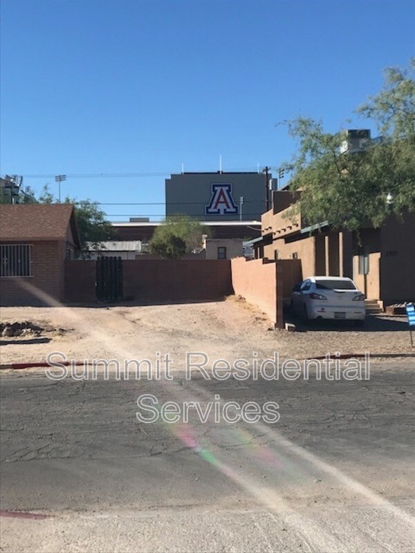 Foto del edificio - 1516 E 8th St